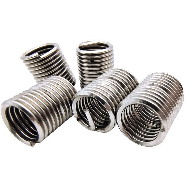 問題四：螺栓擰入裝好螺套的孔的過程中，螺套隨螺栓一起旋轉(zhuǎn)？